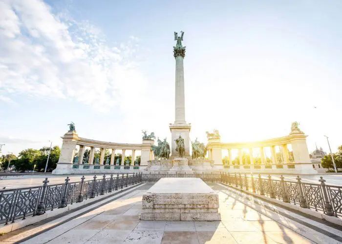 Photo of Heroes’ Square in the summertime