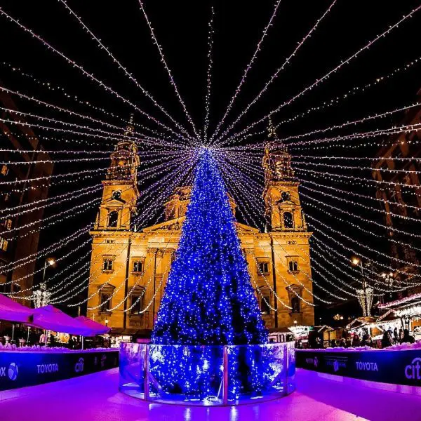 budapest christmas market on st stephen square