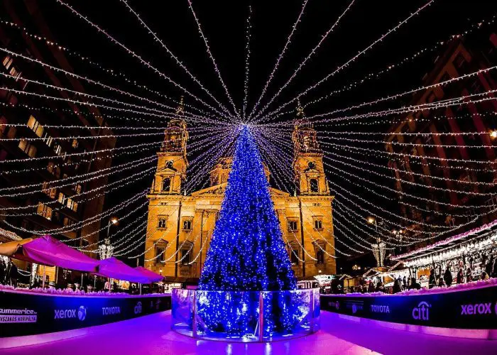 budapest christmas market on st stephen square