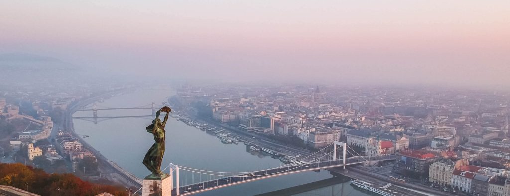 aerial view to the statue of liberty with elisabet